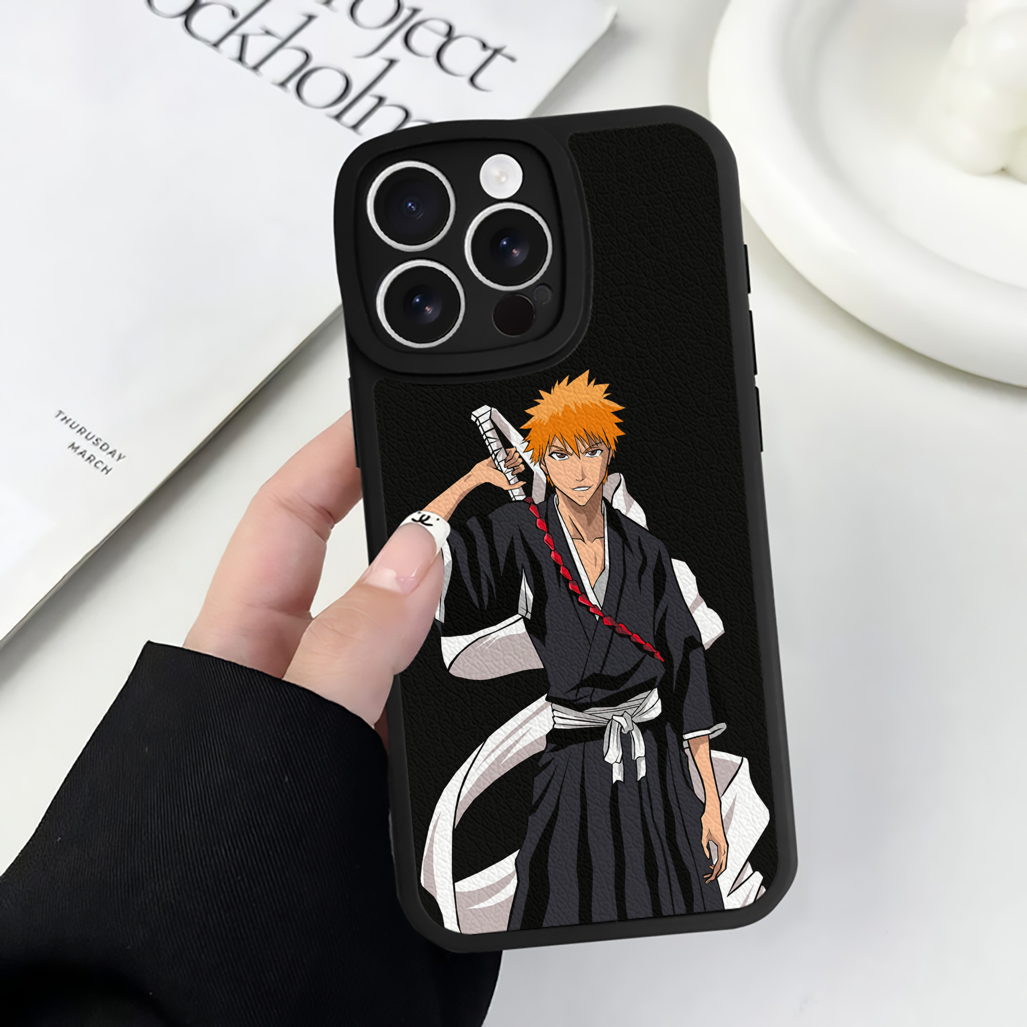 （画像用） ブリーチ 黒崎一護（くろさき いちご）BLEACH Kurosaki Ichigo 【iPhone 16シリーズ対応】シリコンスマホケース（レザー調） 材質：シリコン